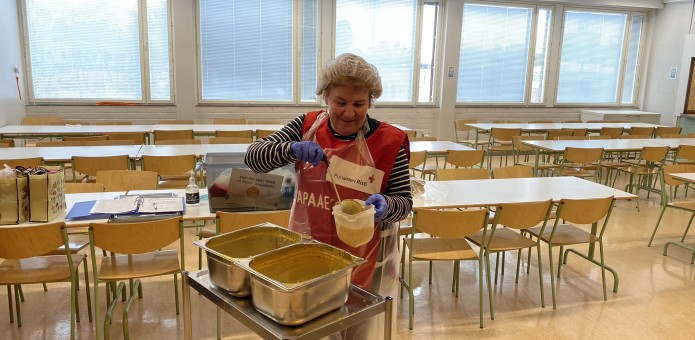 Aurassa kokeillaan koulun ylijäämäruokajakelua – mukaan tarvitaan uusia vapaaehtoisia!