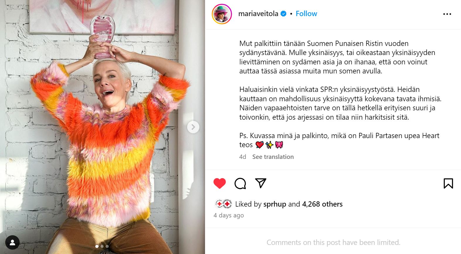 Maria Veitola poseeraa Instagram-julkaisussaan Sydänystävä-palkintoon sisältyneen lasiveistoksen kanssa. Kuvan vieressä näkyy osa julkaisun tekstiä, jonka voit lukea kuvan alta.