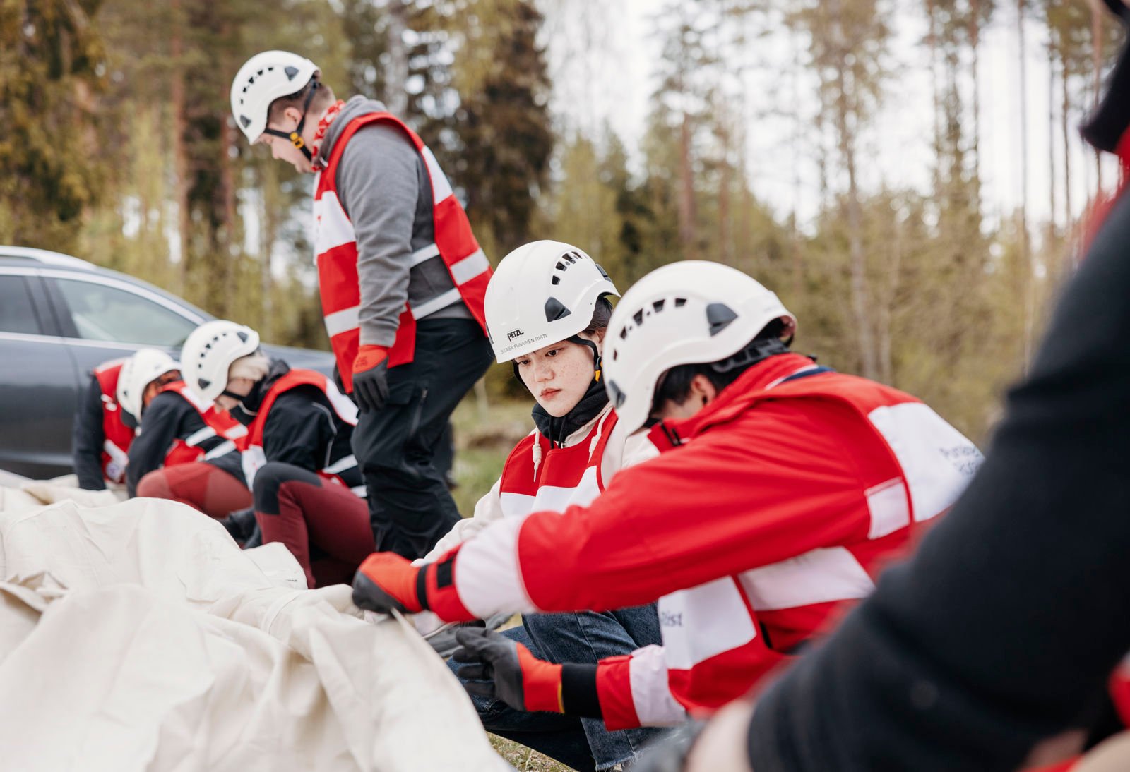 Ihminen Punaisissa liiveissä, joissa lukee "ensihuolto".