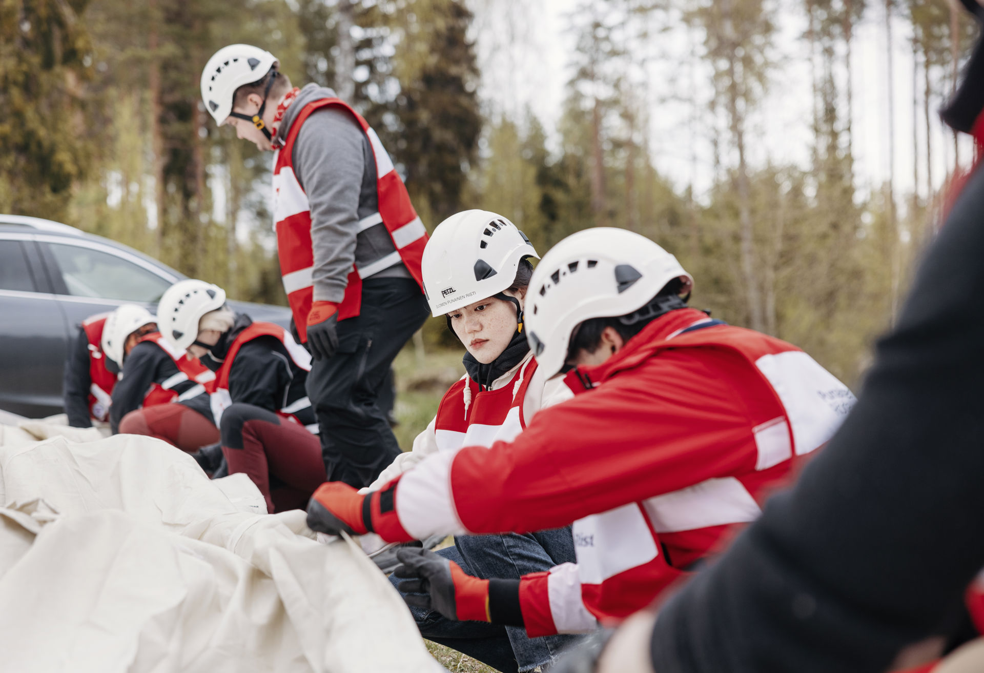 Ihminen Punaisissa liiveissä, joissa lukee "ensihuolto".
