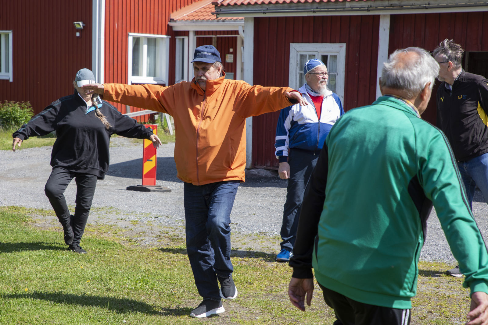 Ihminen juomassa kahvia muiden ihmisten kanssa.