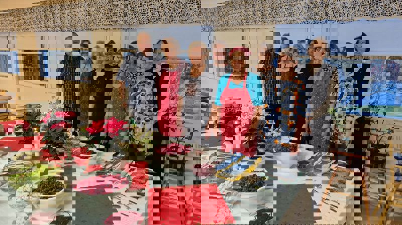 Laatikoita, laulua ja yhdessäoloa – Siikaisissa nautittiin yhteisöllisestä joulupöydästä