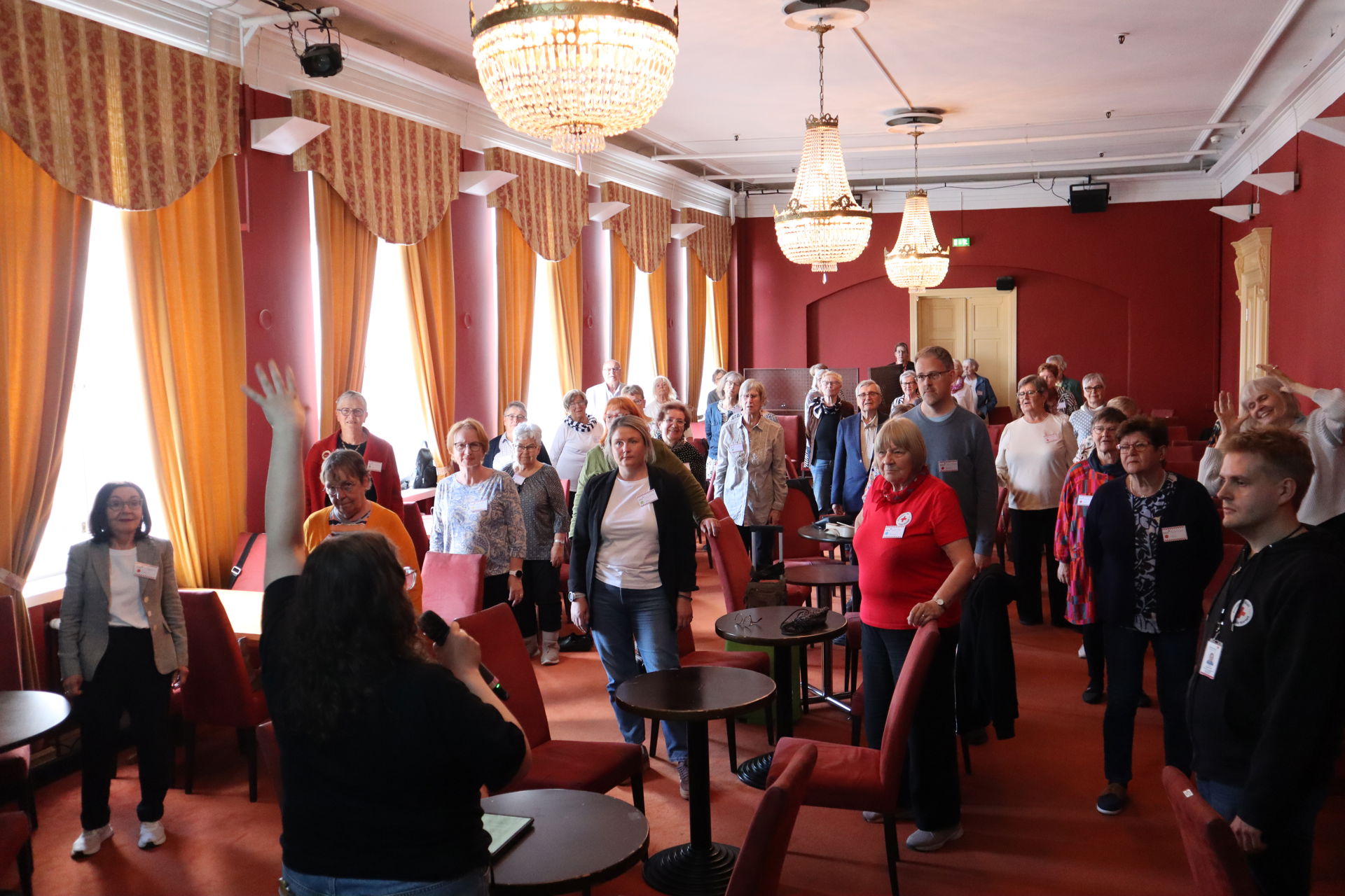 Deltagare testar på känslo övningar tillsmmasn med Ida Ridberg