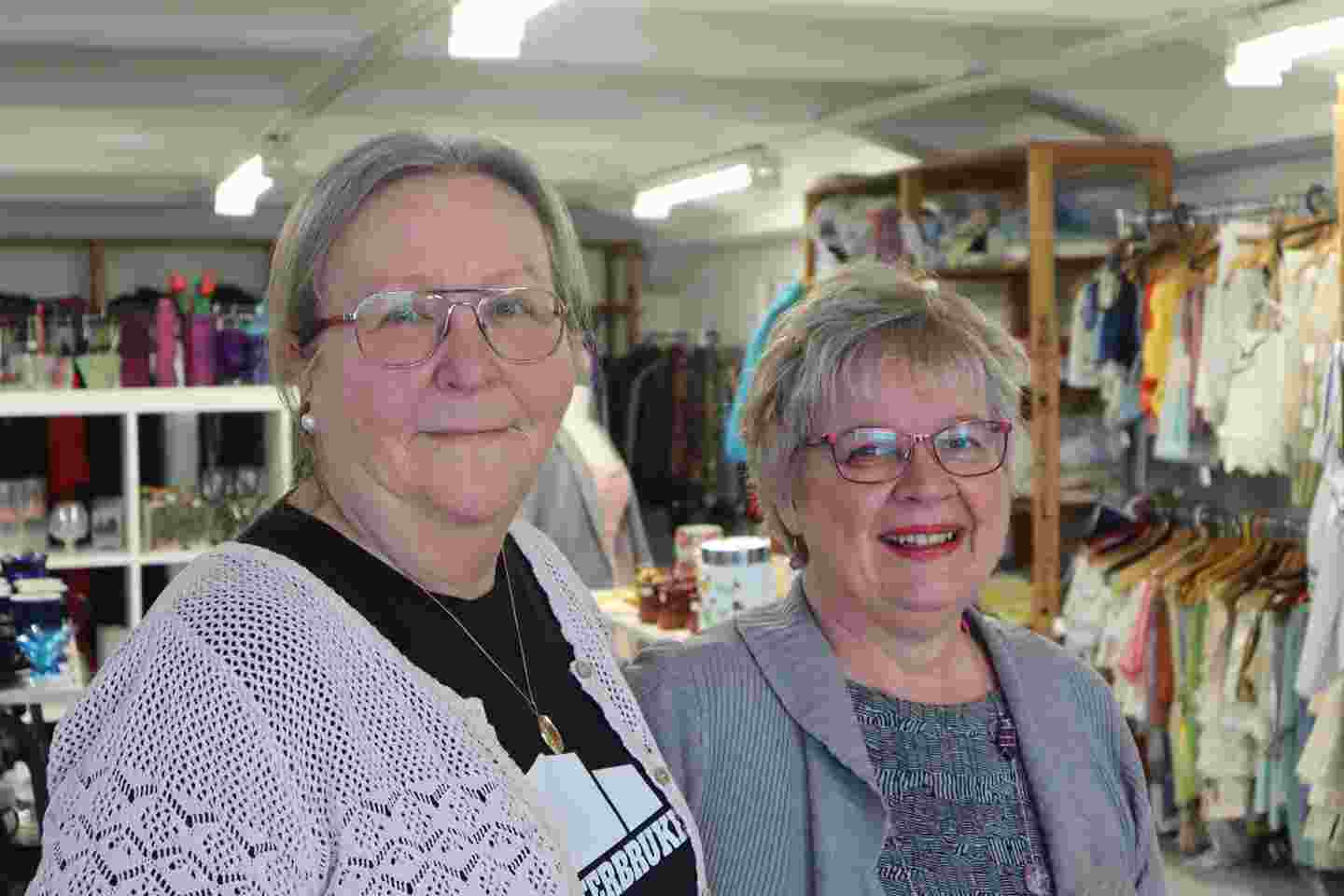 Frivilliga från vänster Anne Majonen och Viveka Eriksson jobbar i Återbruket för att de vill hjälpa Röda Korset att hjälpa lokalt. Gemenskapen bland alla som verkar i secondhand shopen är stark och vi har det roligt tillsammans.