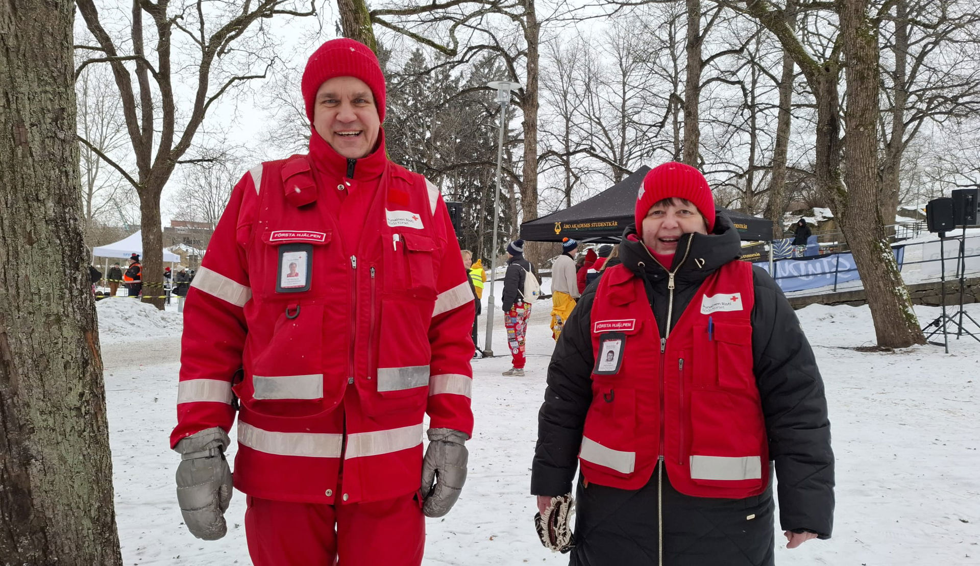 Åbo svenska avdelning har en aktiv första hjälpen-grupp. Här jourar de i Vårdbergsparken på studenternas fastlagsjippo.