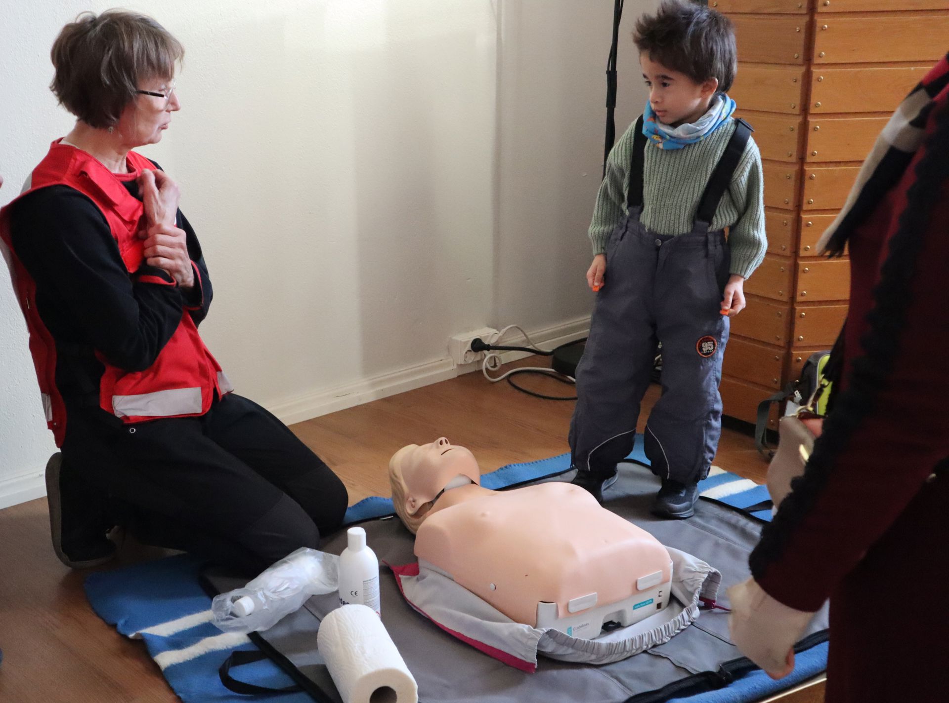 Besökare av alla åldrar kunde lära sig om första hjälpen. Marja-Leena Kapilo från Pargas avdelning instruerar.