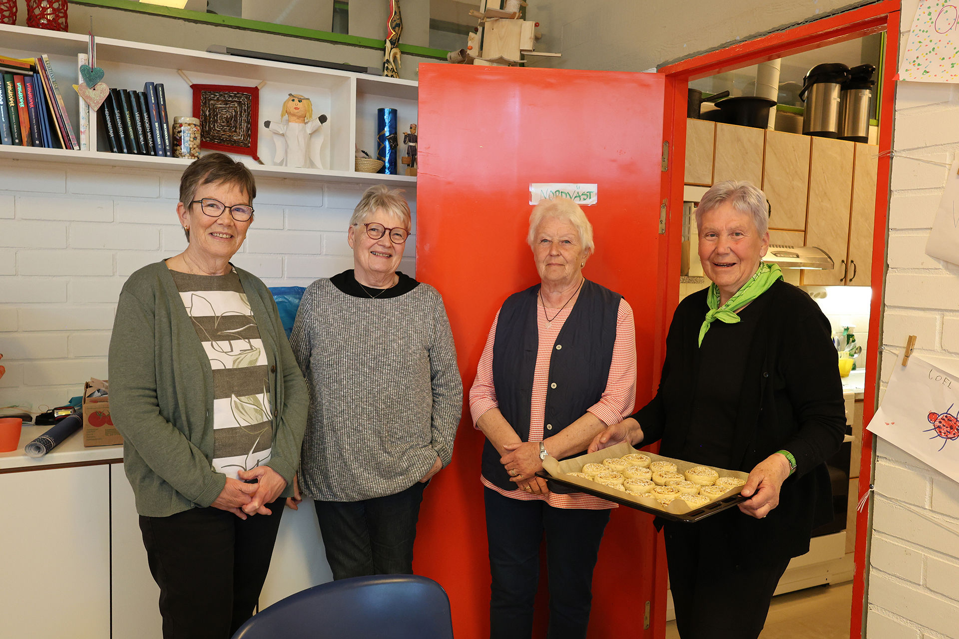 Frivilliga ställer regelbundet upp för att ordna soppaträffar för äldre ortsbor.