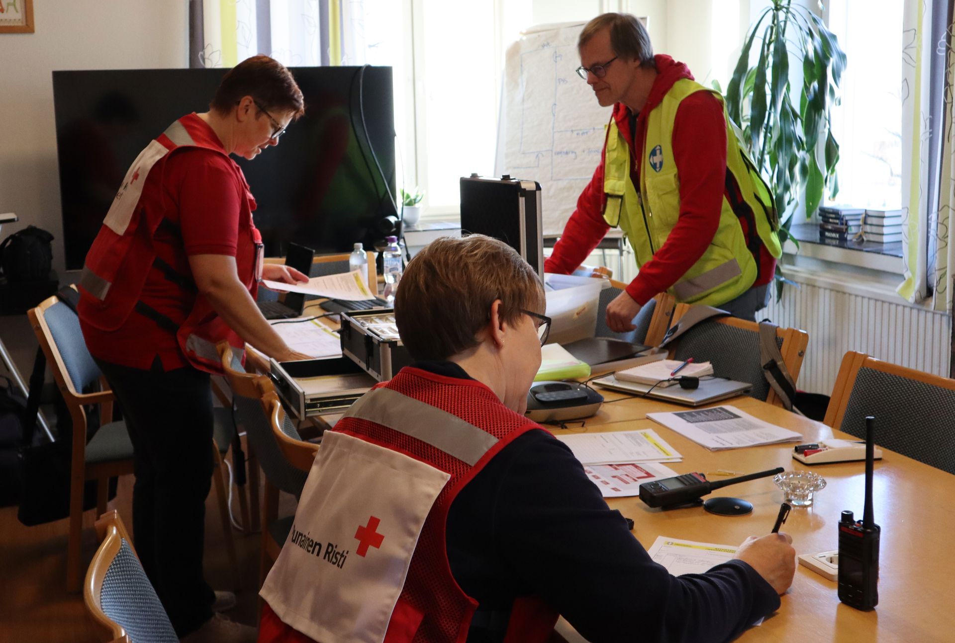 Stina Söderlund, Inger Österlund och Jerker Hagström i ledningsrummet under övningen i Pargas.