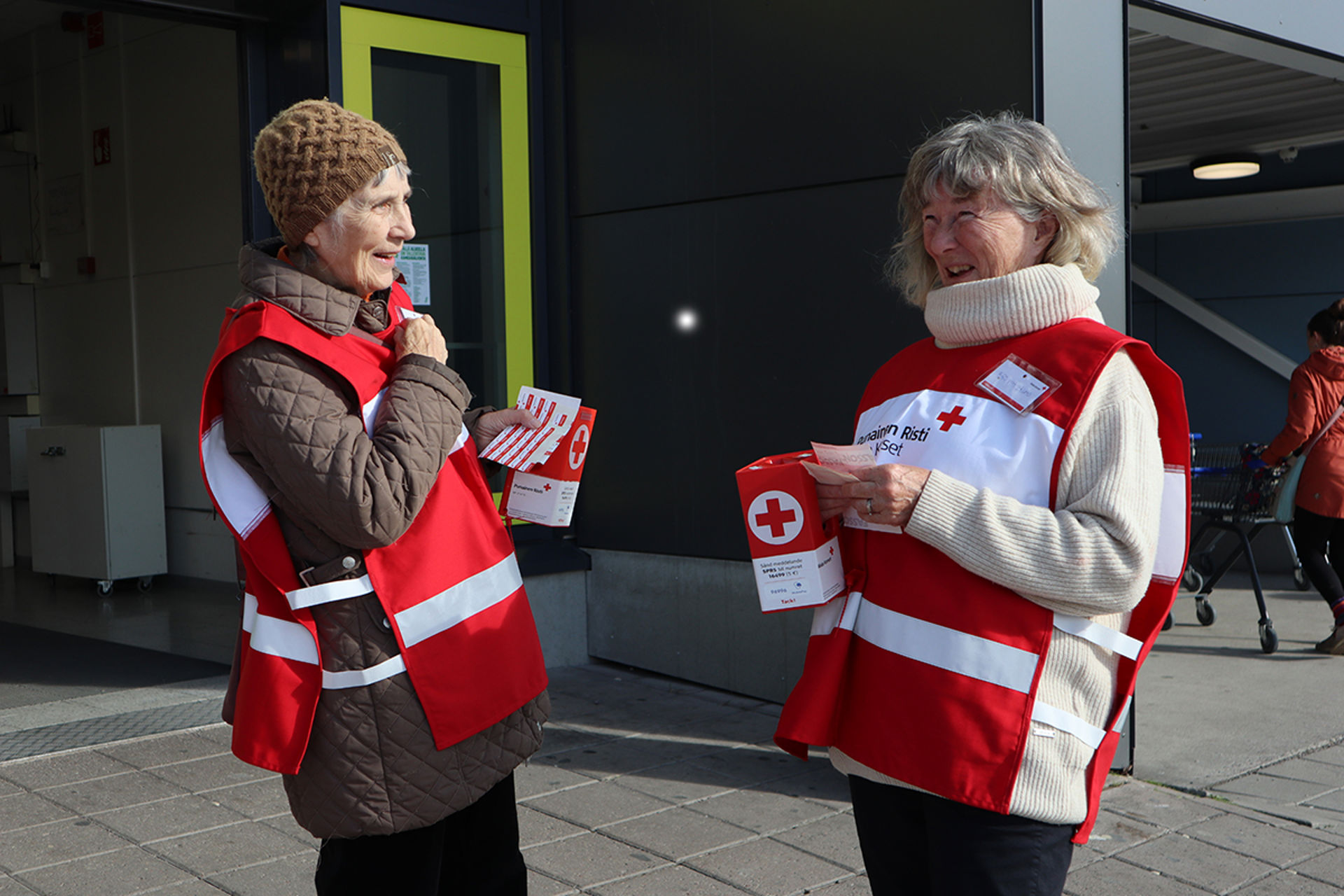 Frivilliga insamlare brukar samla in pengar utanför butikerna i Pargas på Hungerdagen.