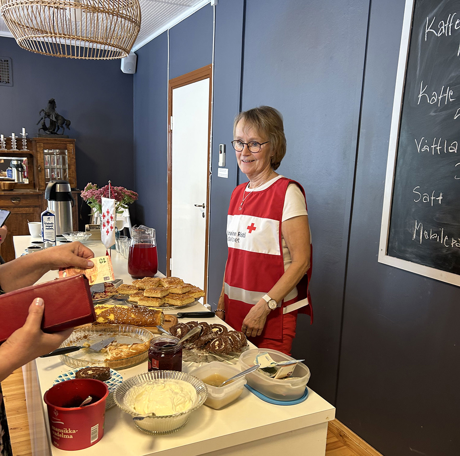 Västanfjärdin osasto osallistuu joka vuosi Nälkäpäiväkeräykseen, kuvassa Yvonne Lönnström auttaa myyntipöydässä.