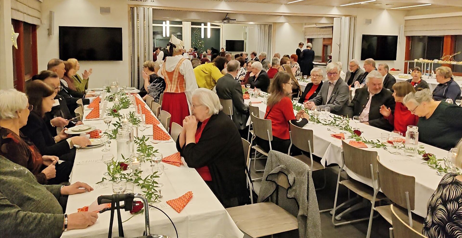 Janakkalan osaston 75-vuotisjuhliin oli kutsuttu laaja joukko entisiä ja nykyisiä osaston vapaaehtoisia sekä yhteistyökumppaneita vuosien varrelta.