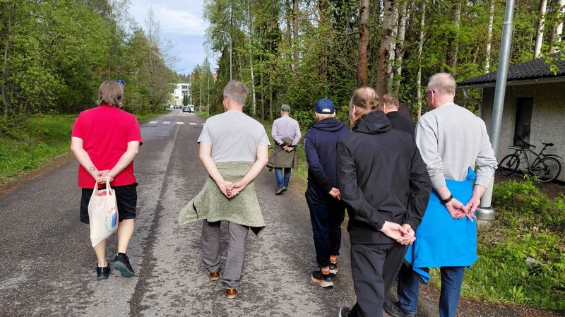 Ukot lähtivät yhdessä kävelylle Tampereella