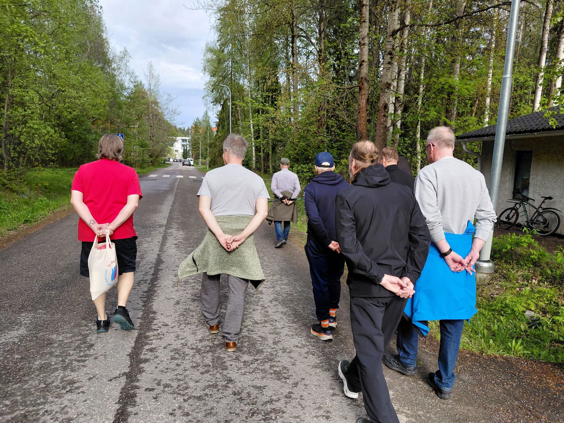 Ukkokävelyn tunnusmerkki on laittaa kädet selän taa ja askeltaa vakaasti ja rauhallisesti. Kävelyvauhti on sellainen, että samalla pystyy tuumailemaan ja vaihtamaan ajatuksia kanssakävelijöiden kanssa. 
