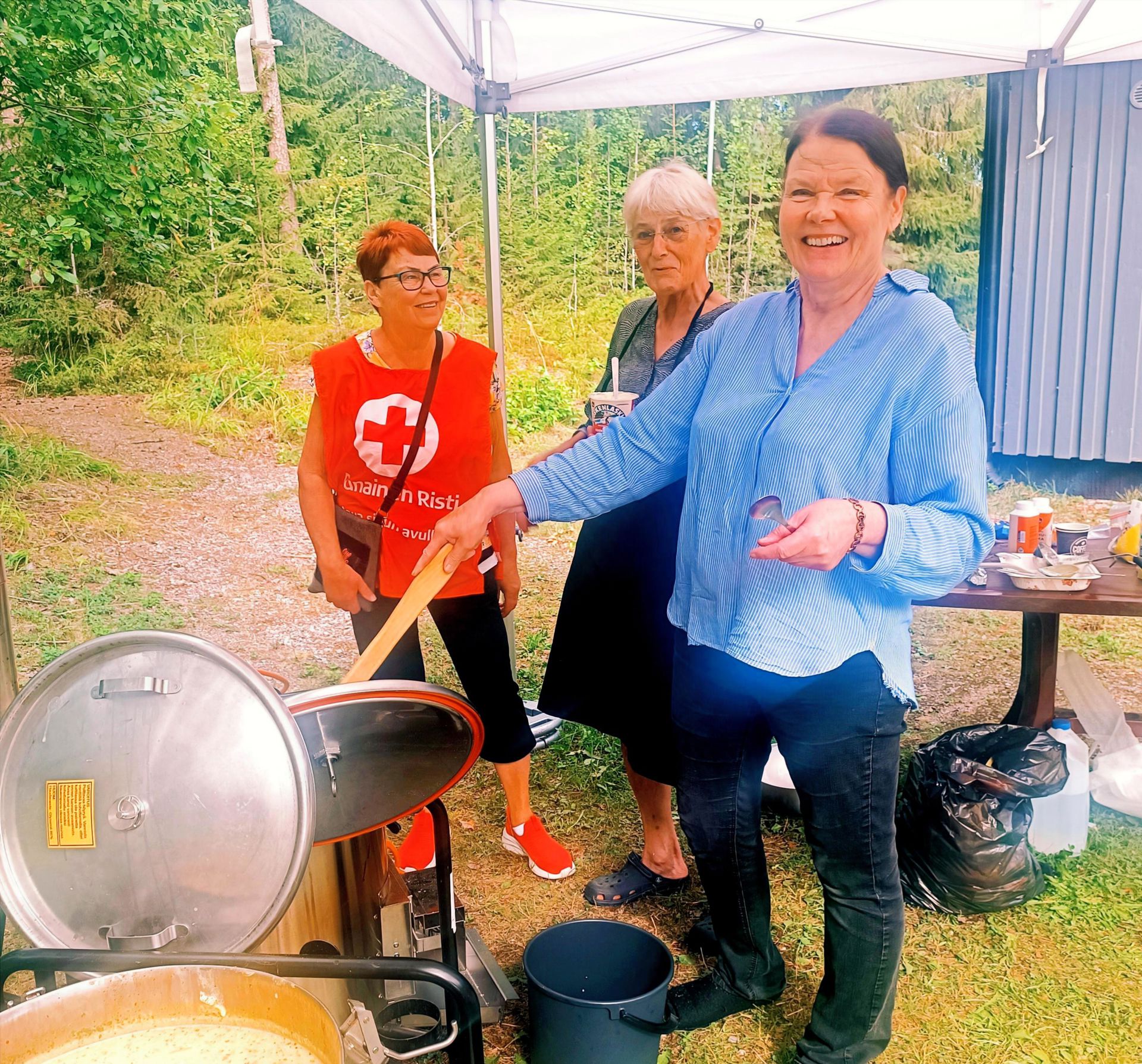 Juustoinen kanakeitto valmistui hymyssä suin.