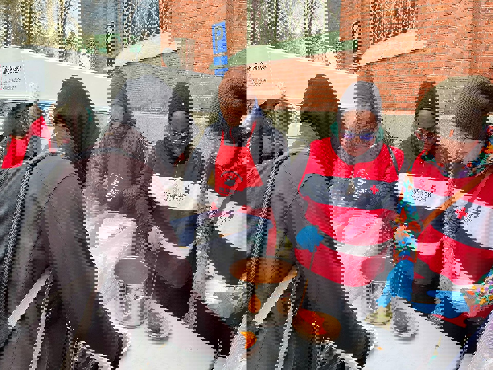 Punaisen Ristin viikolla jaettiin ruoka-apujakelussa ruokakassin hakijoille linssikasviskeittoa suoraan soppatykistä Pyynikin kirkkopuistossa.