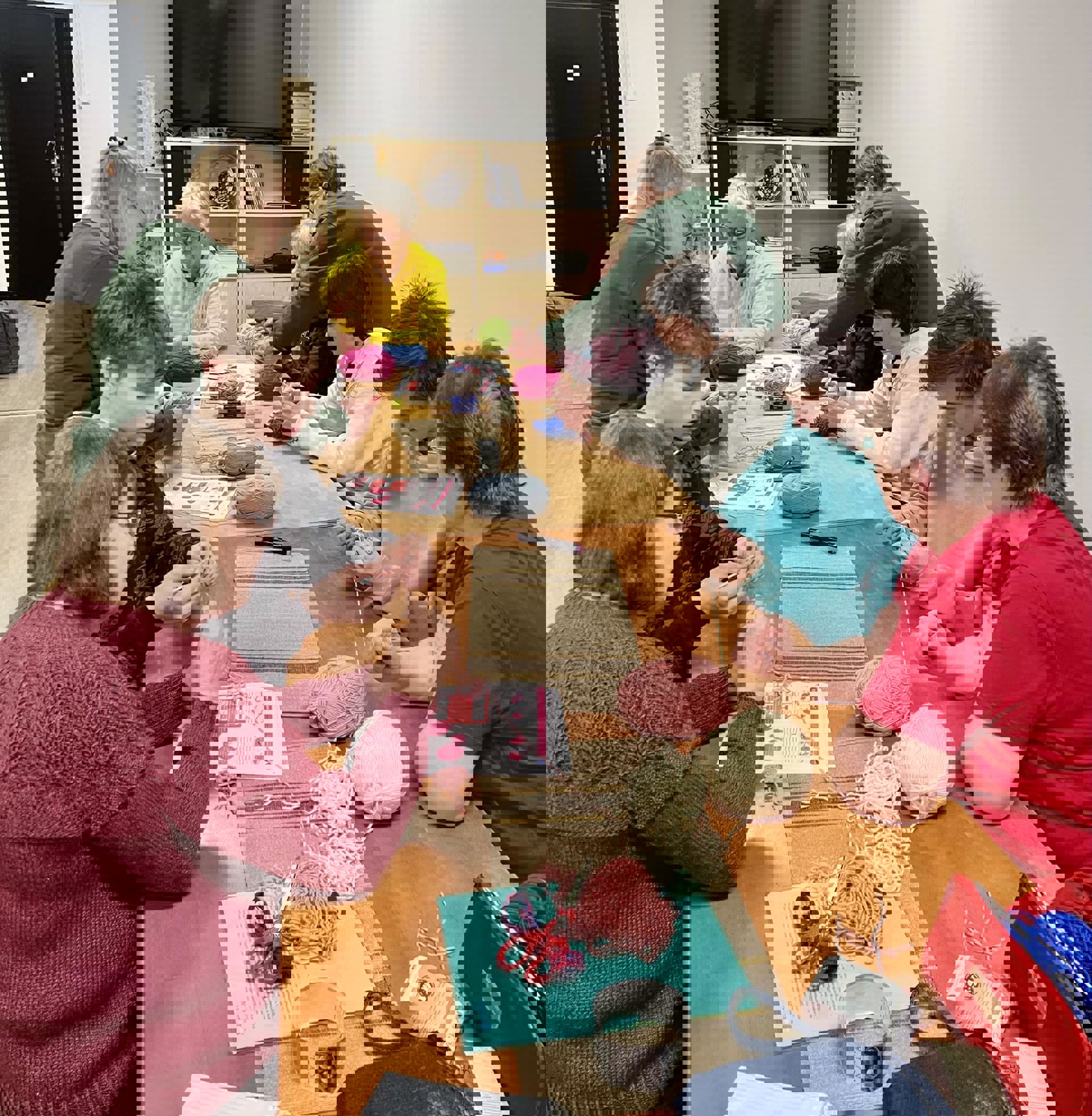 Harvialan Martat kävivät nuorten illassa opettamassa nuoria virkkaamaan ja neulomaan.