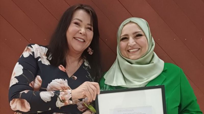 Ennakkoluuloton edelläkävijä 2026 on Housana Alfashtaki ja Lähi-idän naisten yhdistys ry  