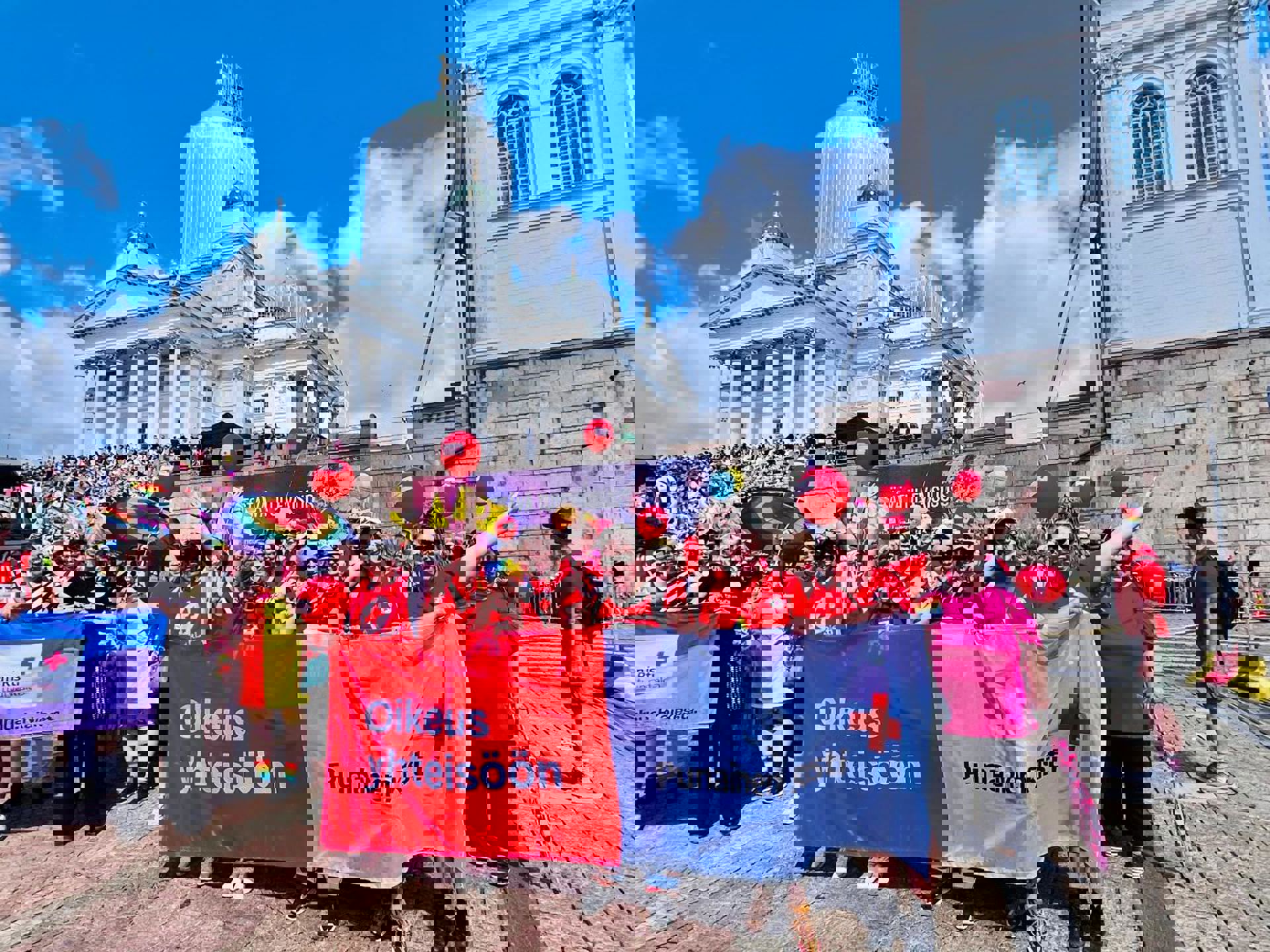Punaisen Ristin blokki Helsinki Pride -kulkueessa kesäkuussa 2024
