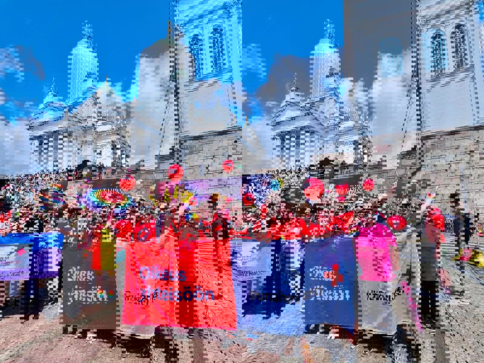 Punaisen Ristin blokki Helsinki Pride -kulkueessa kesäkuussa 2024