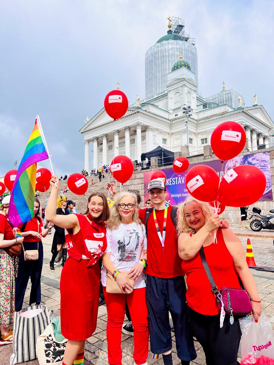 Punaisen Ristin osallistujia Helsinki Priden 2024 kulkueen starttipaikalla Senaatintorilla 29.6.2024.