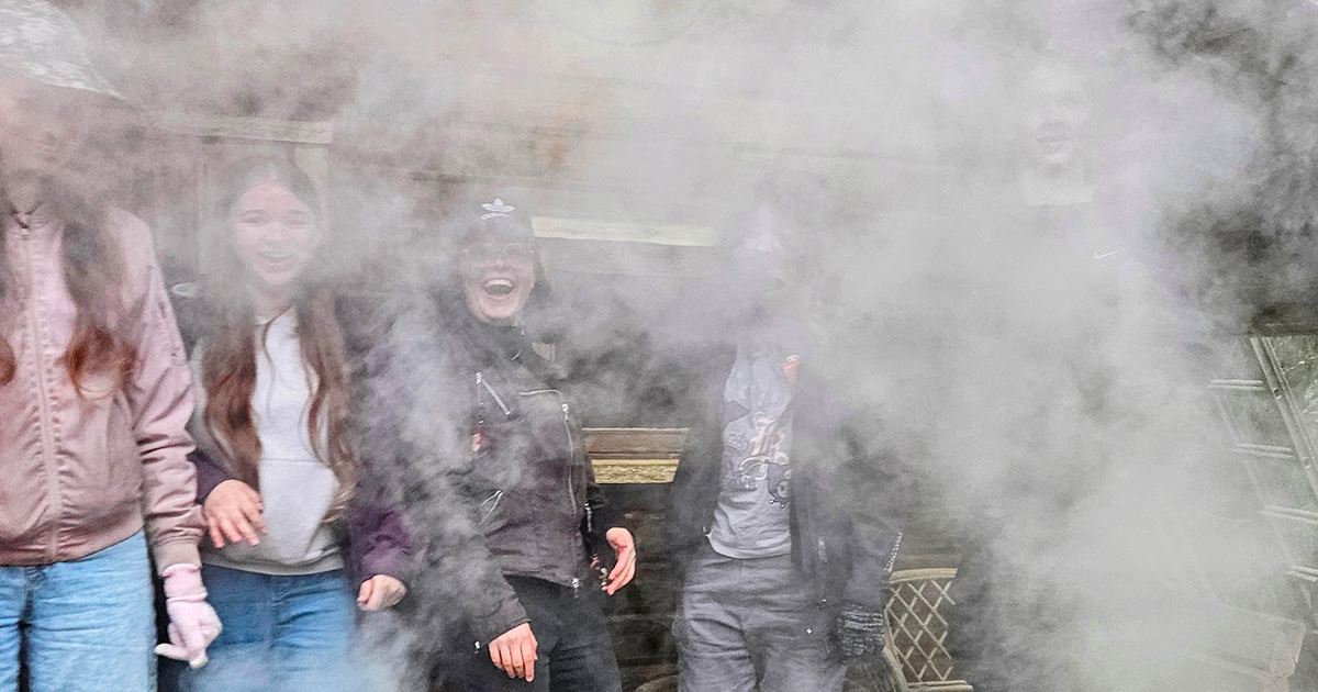 Naurua, savua ja pallogrillailua Rajamäen nuorten kanssa
