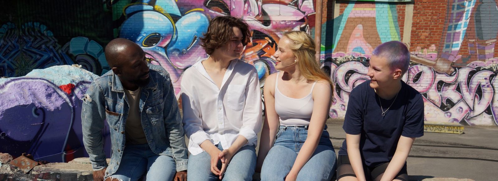 Ryhmä nuoria pohtimassa, mitä seuraavaksi voisi tehdä.