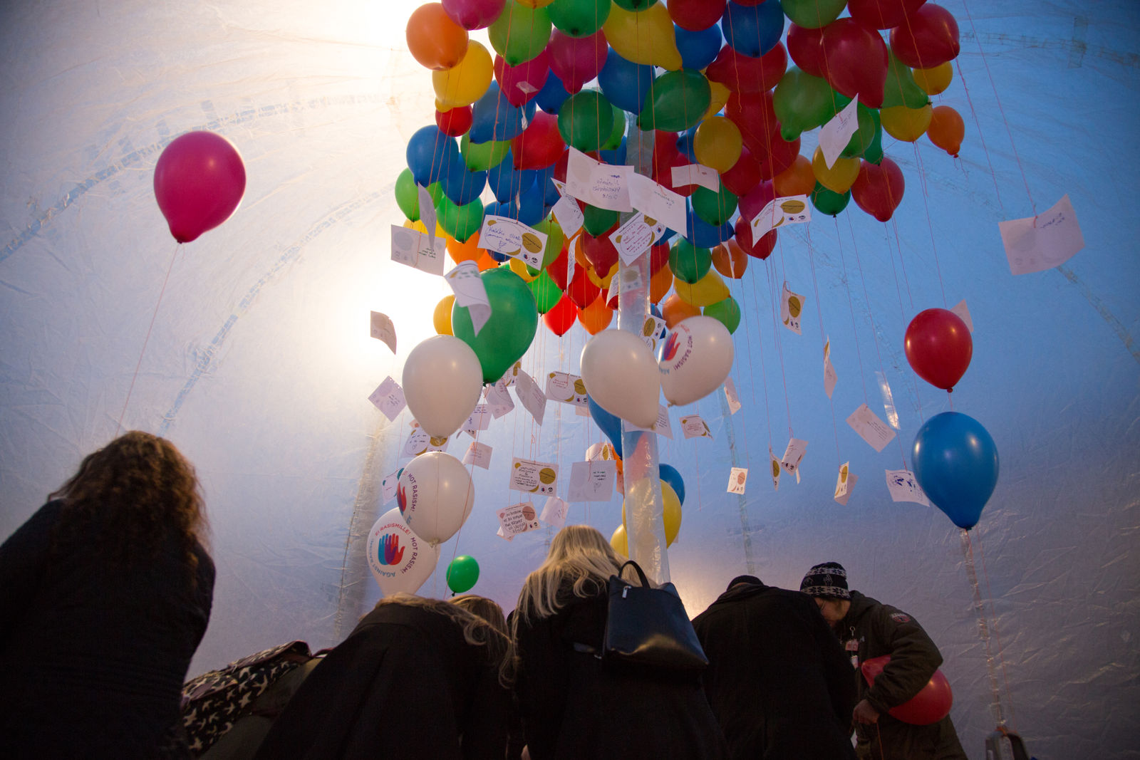 Kuvassa ilmapalloja suuren teltan sisällä maaliskuussa vietettävän Rasisminvastaisen viikon tapahtumassa Helsingissä.