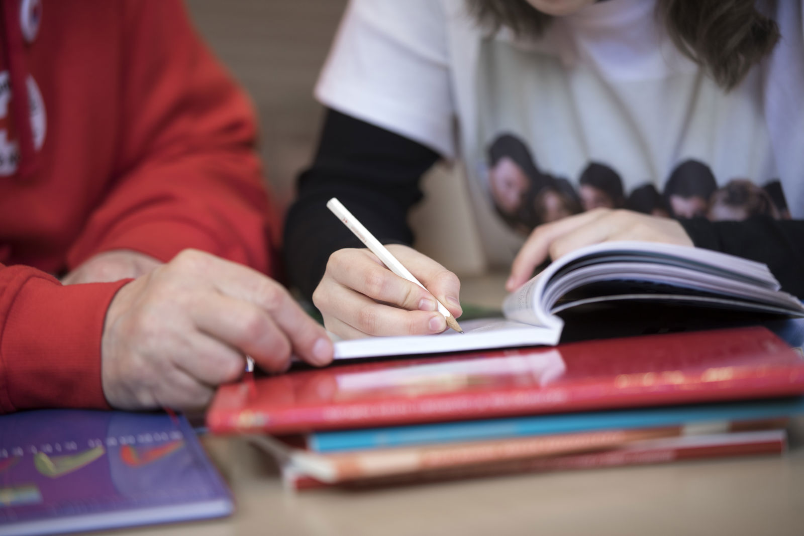 LäksyHelppi-ryhmissä vapaaehtoiset ohjaajat auttavat koululaisia ja opiskelijoita kotitehtävien teossa.