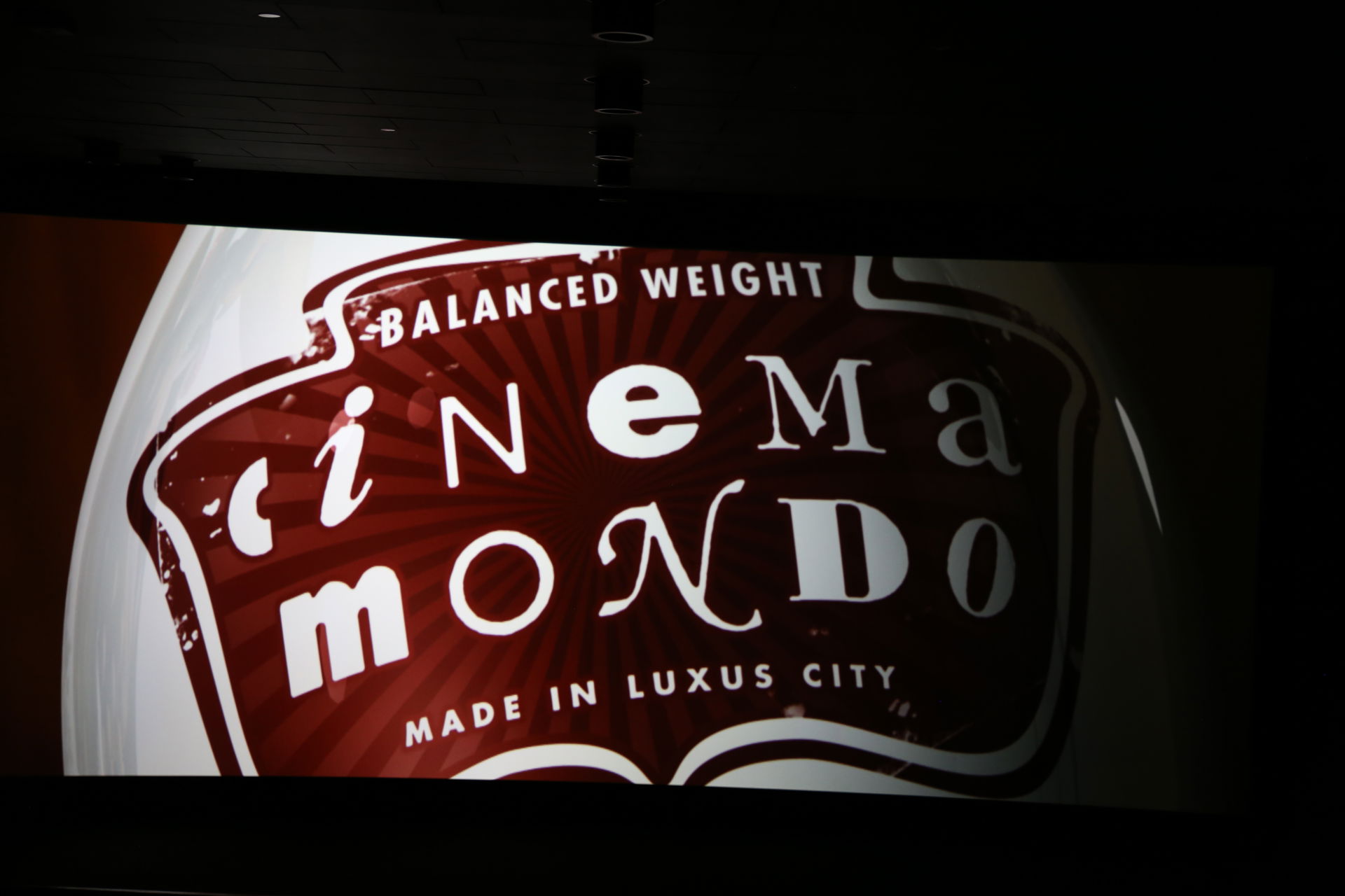 Elokuvia maahantuovan Cinema Mondon logo valkokankaalla kuvattuna elokuvanäytöksen alussa.