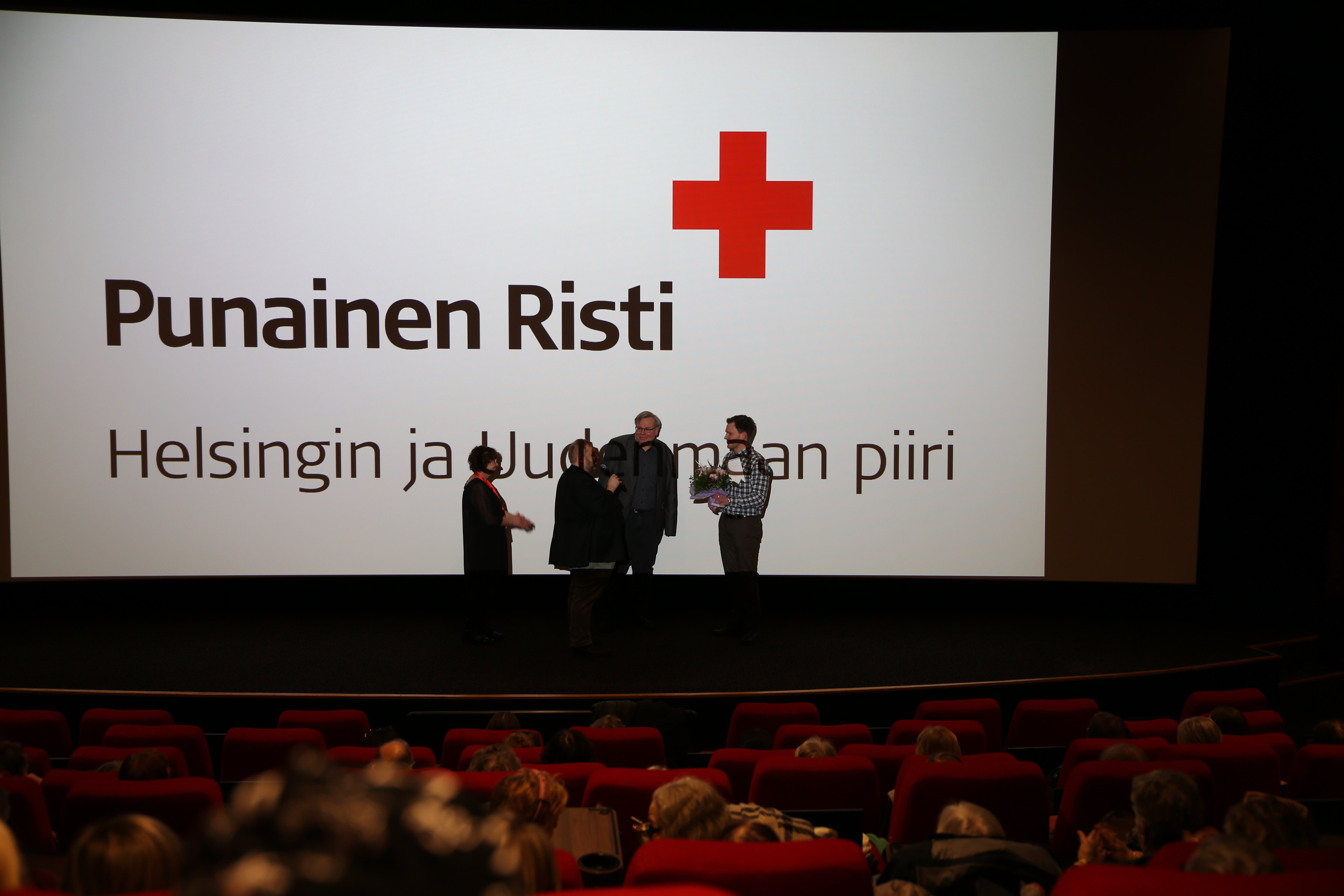 Cinema Mondolle ojennettiin Punaisen Ristin viiri