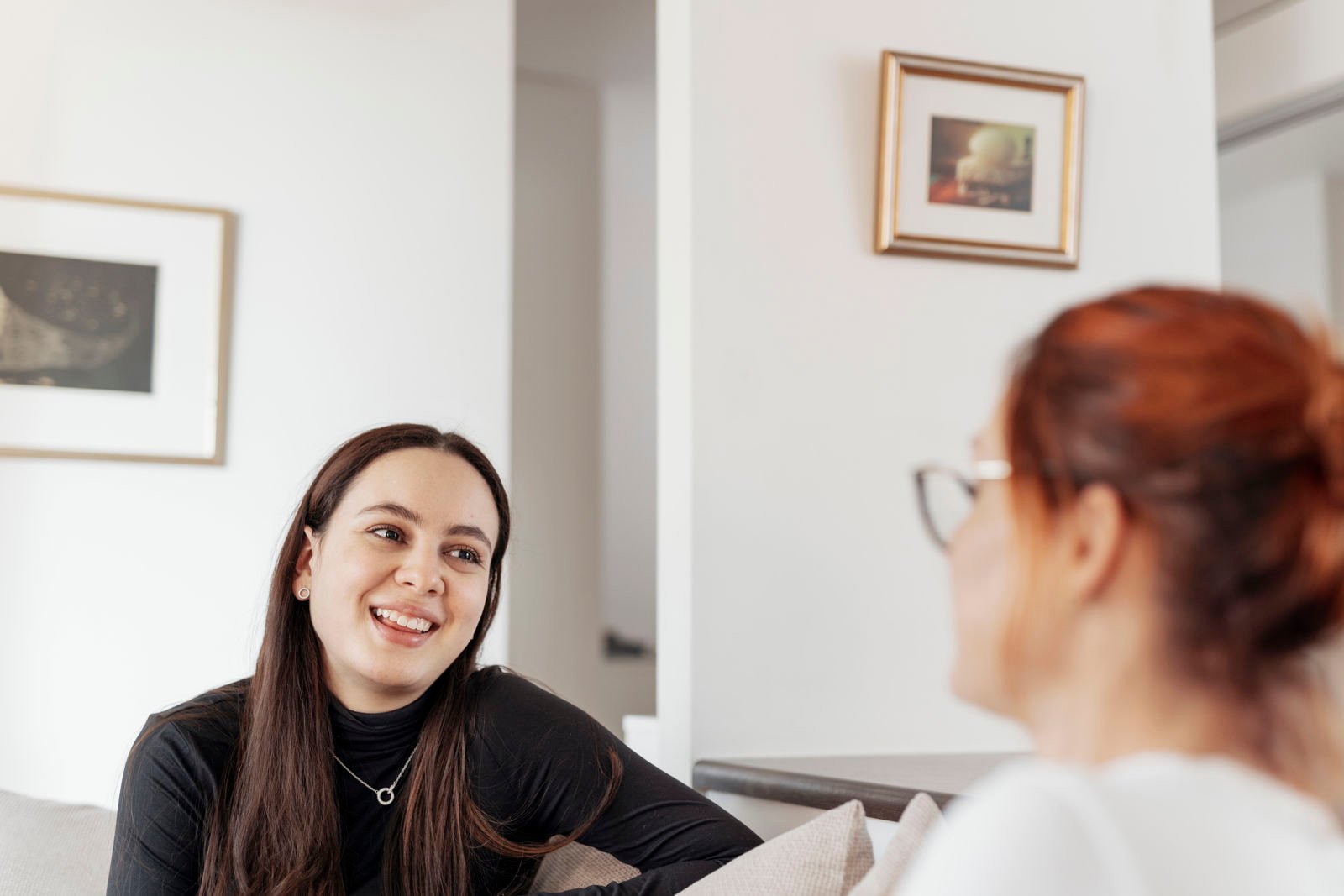 Ihminen nauraa ja katsoo toista ihmistä.