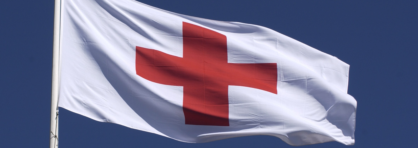 Röda Korsets flagga vajar i masten.
