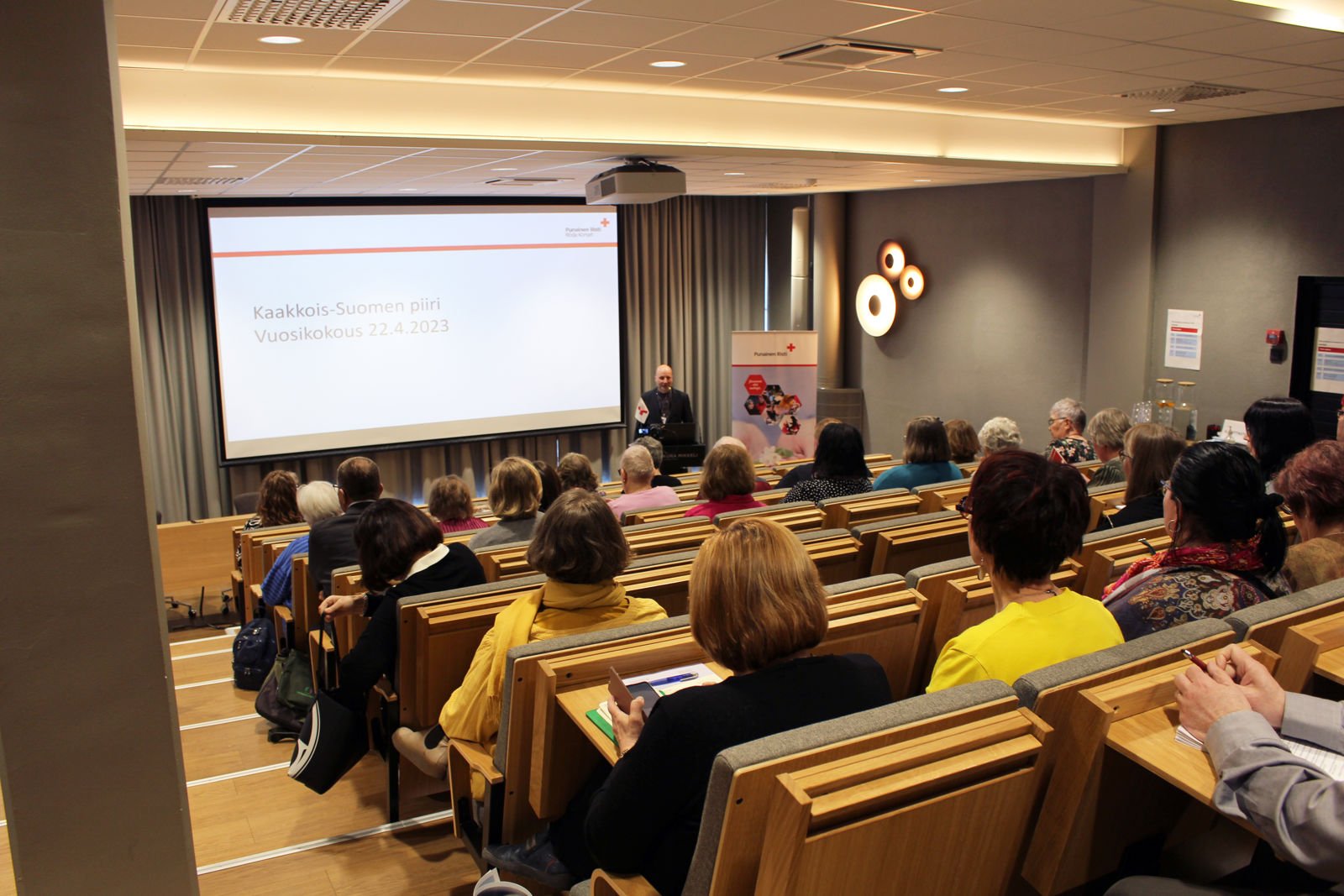 Punaisen Ristin vapaaehtoisia ja toiminnanjohtaja Kaakkois-Suomen piirin vuosikokouksessa