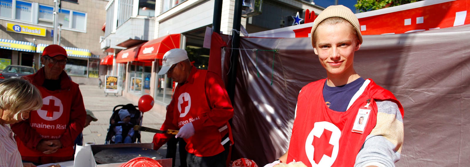 Kaksi punaista ilmapalloa, joissa lukee esim. vapaaehtoisuus ja inhimillisyys.