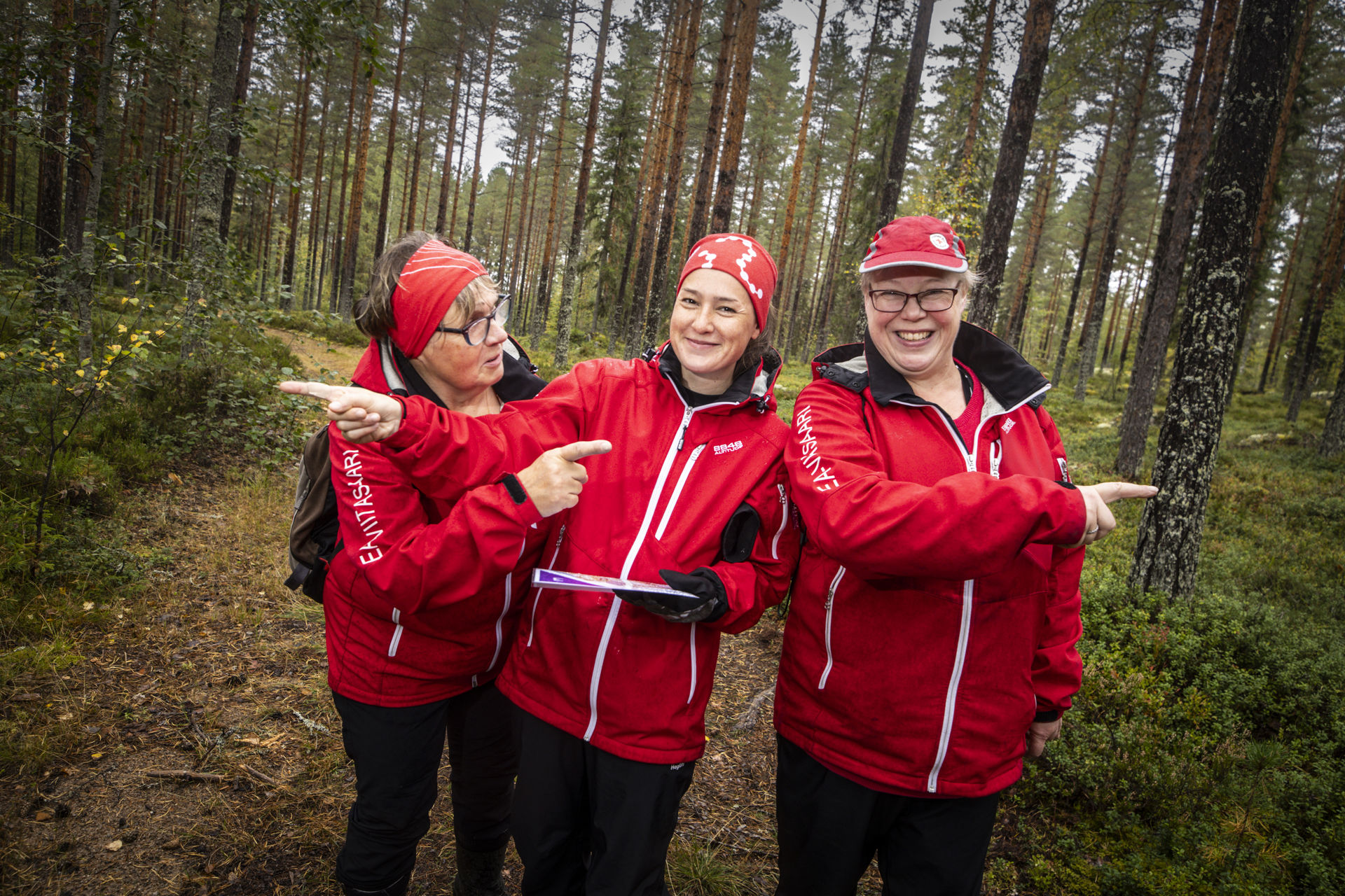 Ryhmä Punaisen Ristin ensiapuunivormussa nauraa