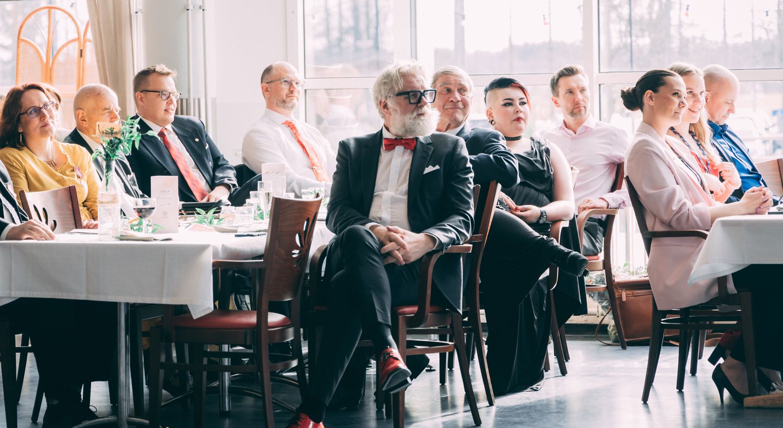 Punaisen Ristin lippu liehumassa lipputangossa