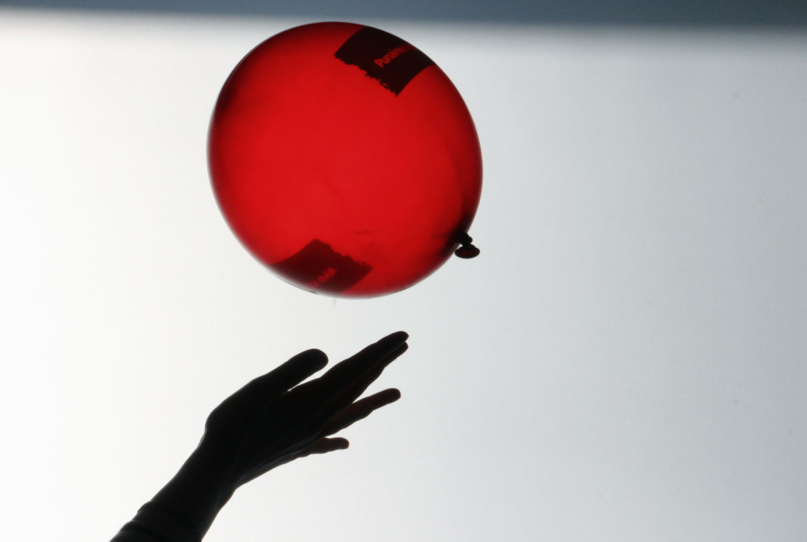 kaksi ihmistä Punaisen Ristin liiveissä pitelemässä keräyslippaita.