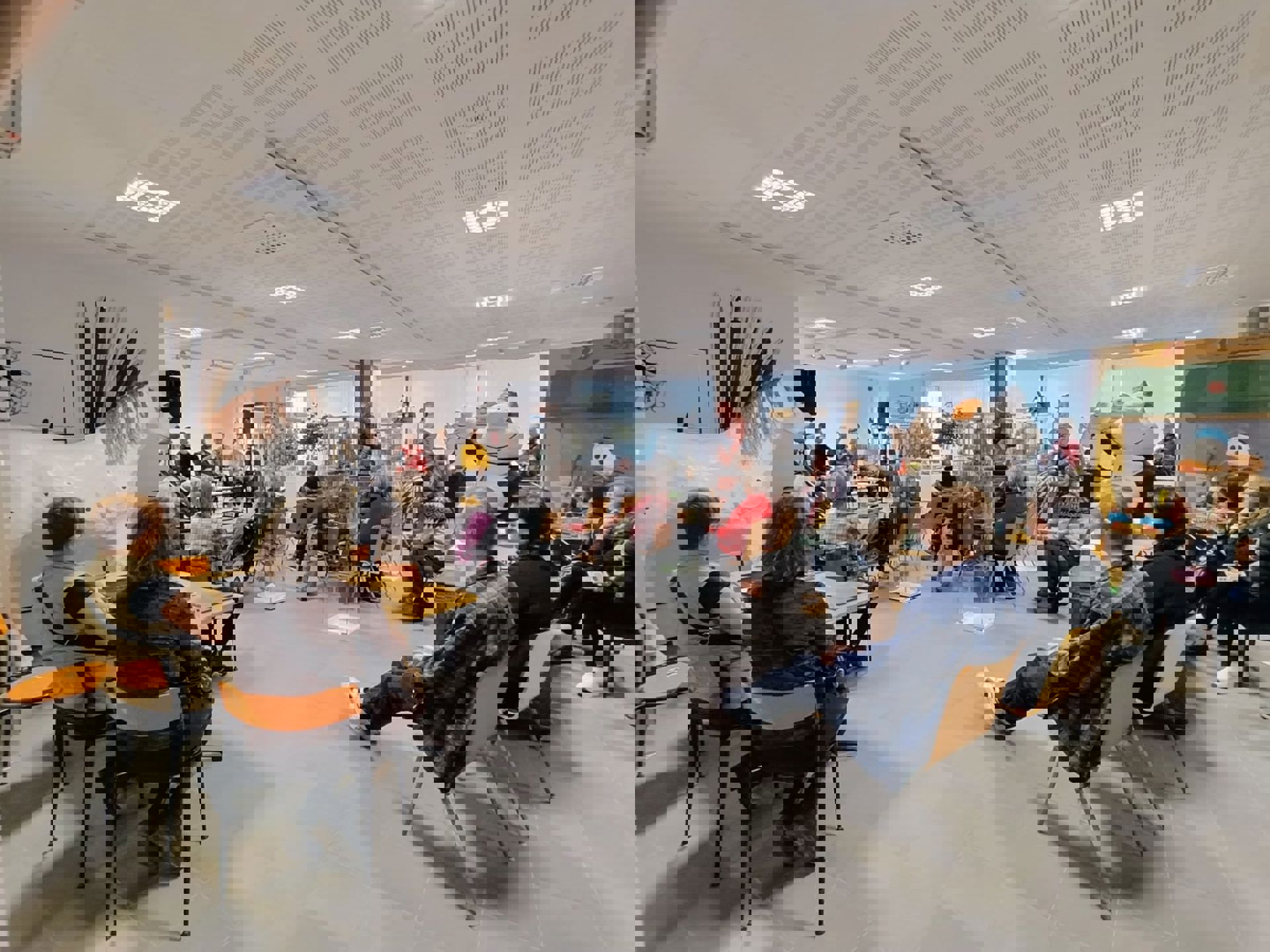 Yleisö kuuntelemassa rasismia käsittelevää paneelikeskustelua Kemissä.