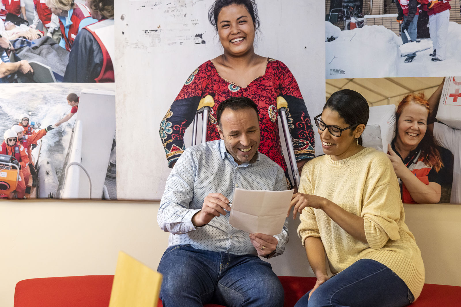 Kaksi ihmistä istuu toimistossa.