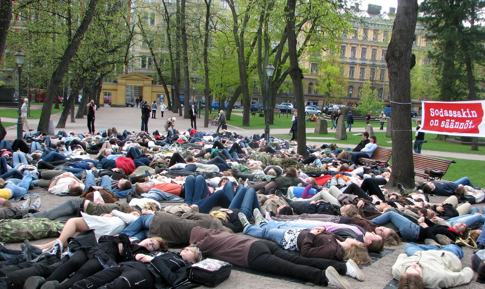 Ihmisiä makaamassa ulkona.