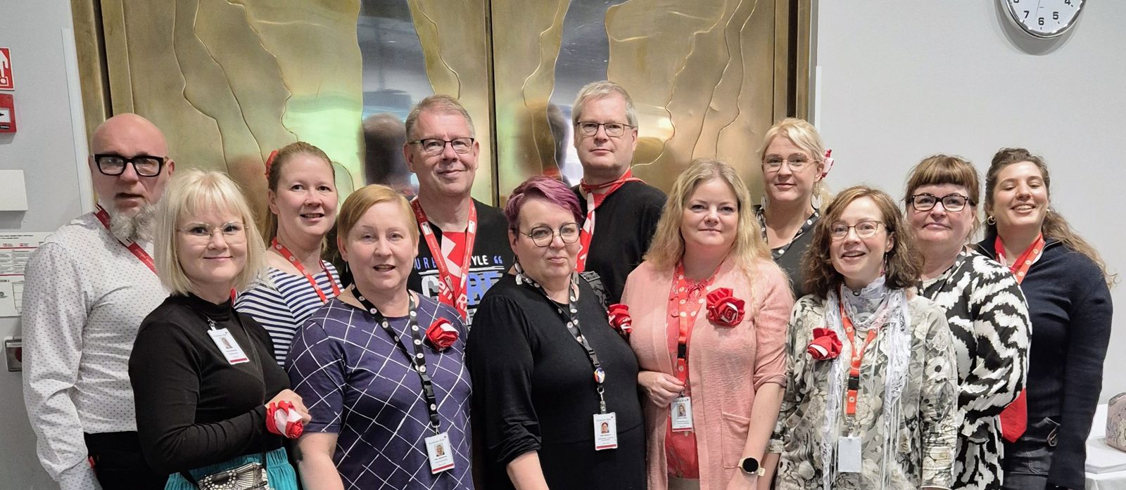 Punaisen Ristin Oulun piirin työntekijät seisomassa vierekkäin. 