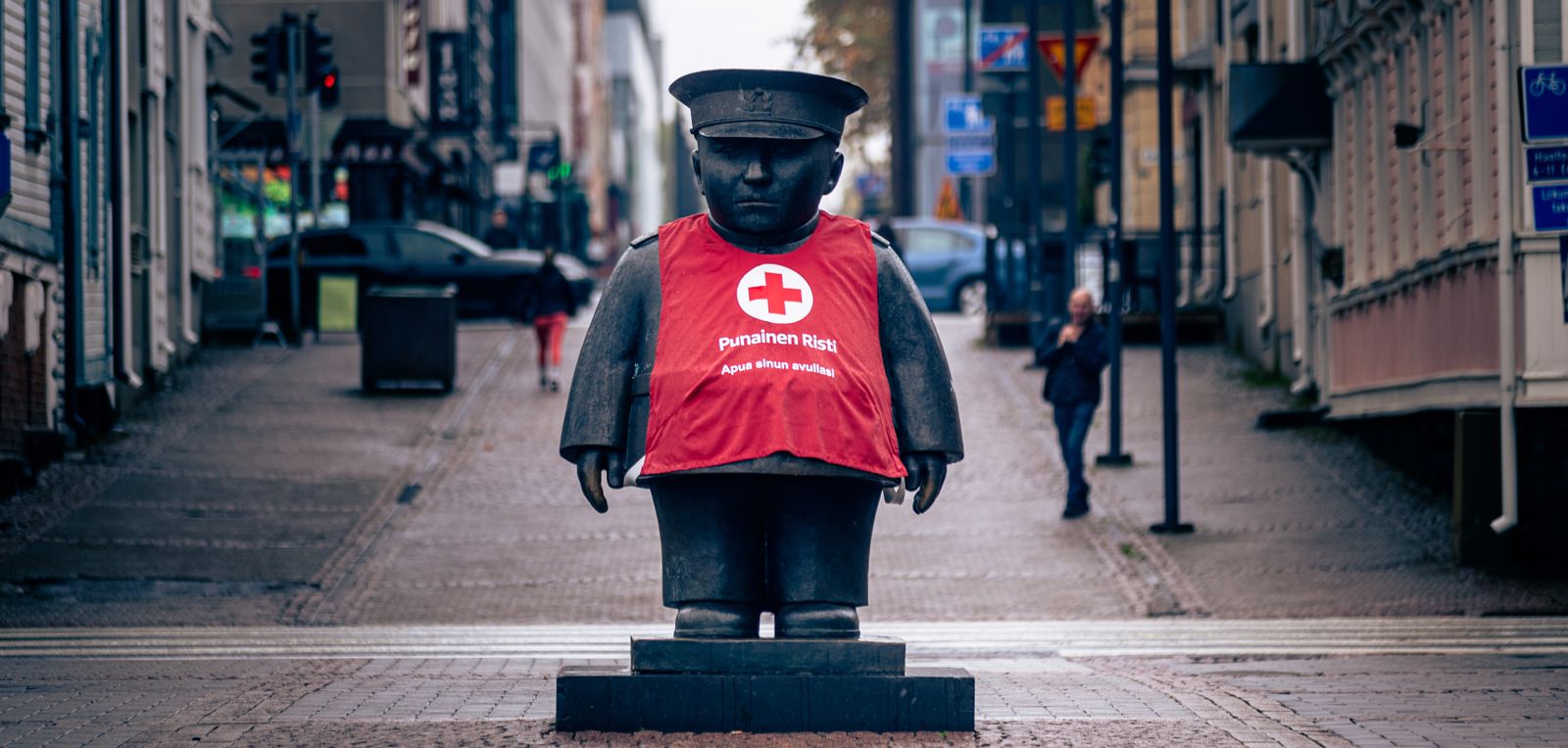 Oulun Toripolliisi patsas Punaisen Ristin keräysliivit päällä.