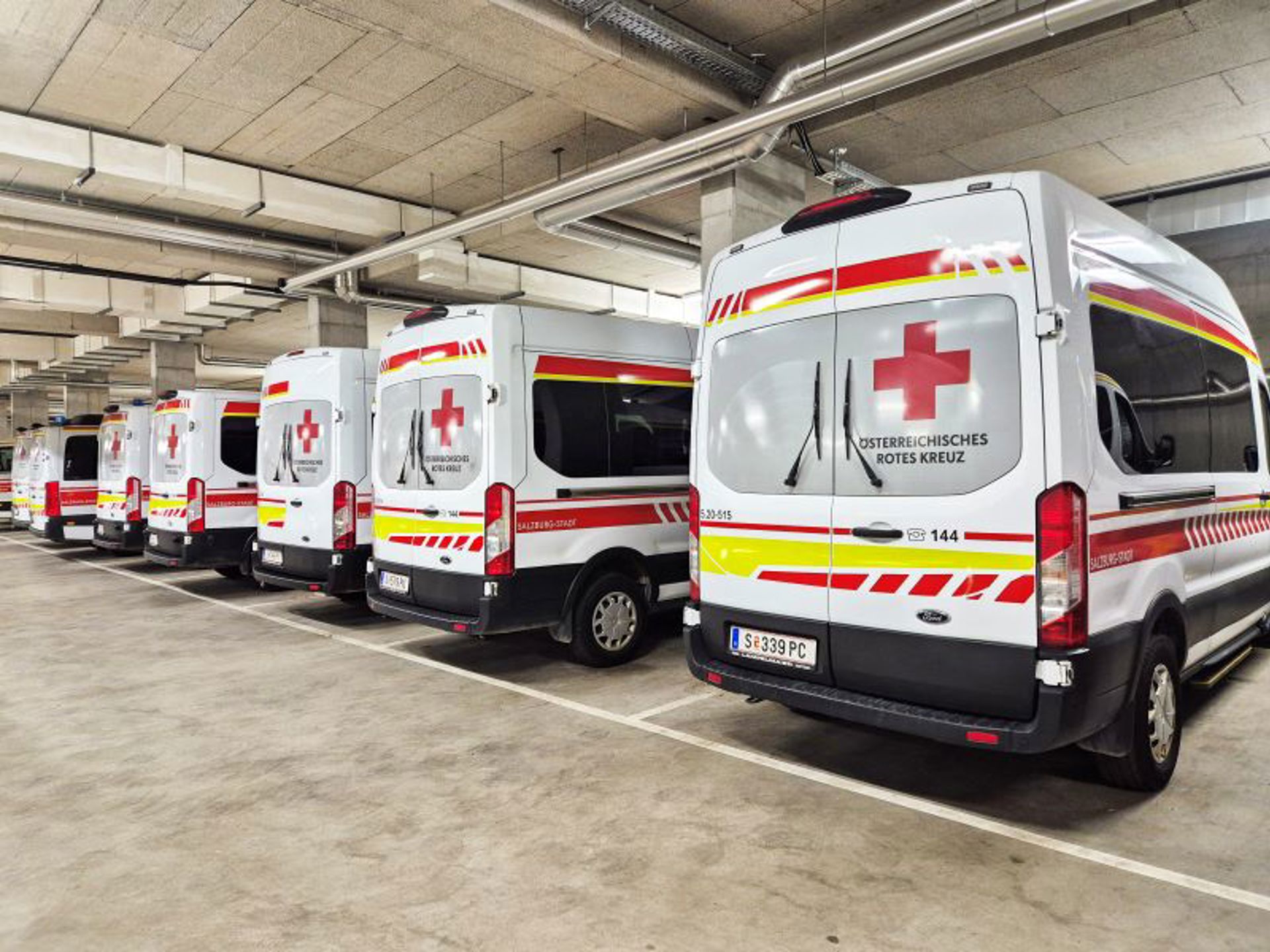 Ambulansseja rivissä Salzburgissa Itävallassa.