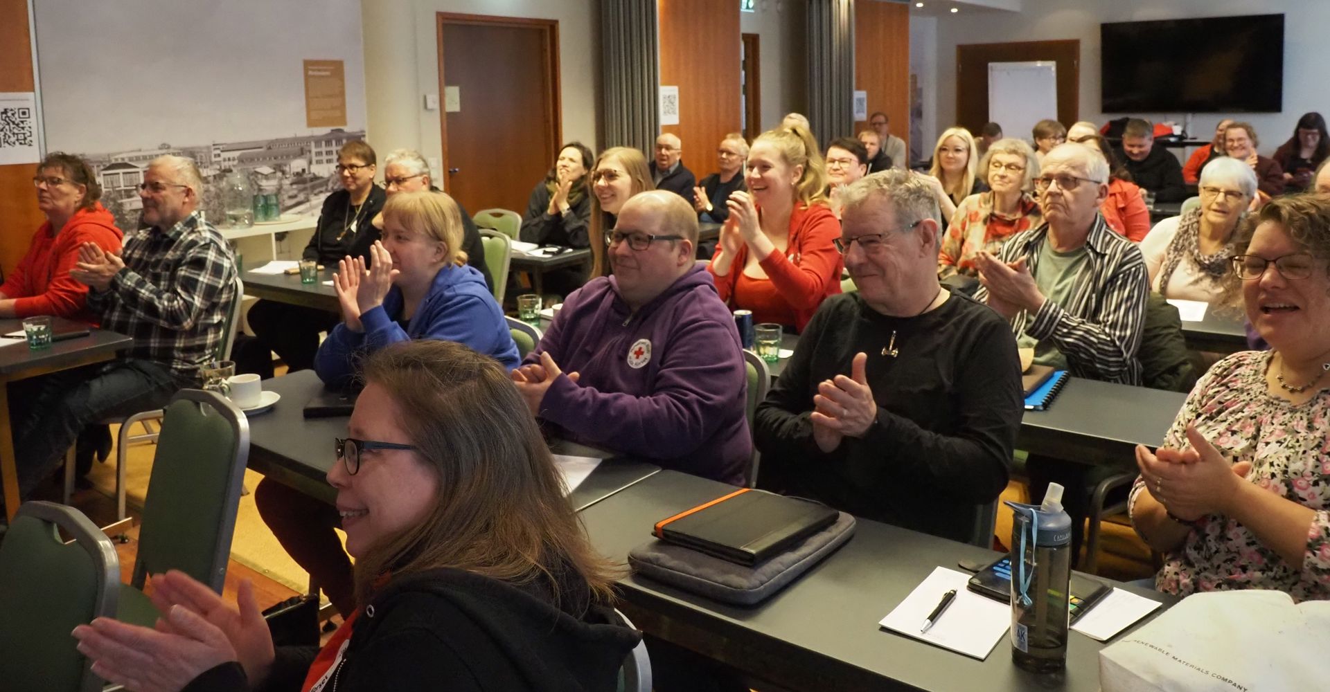 Kaksi naista Punaisen Ristin vaatteissa ulkona.