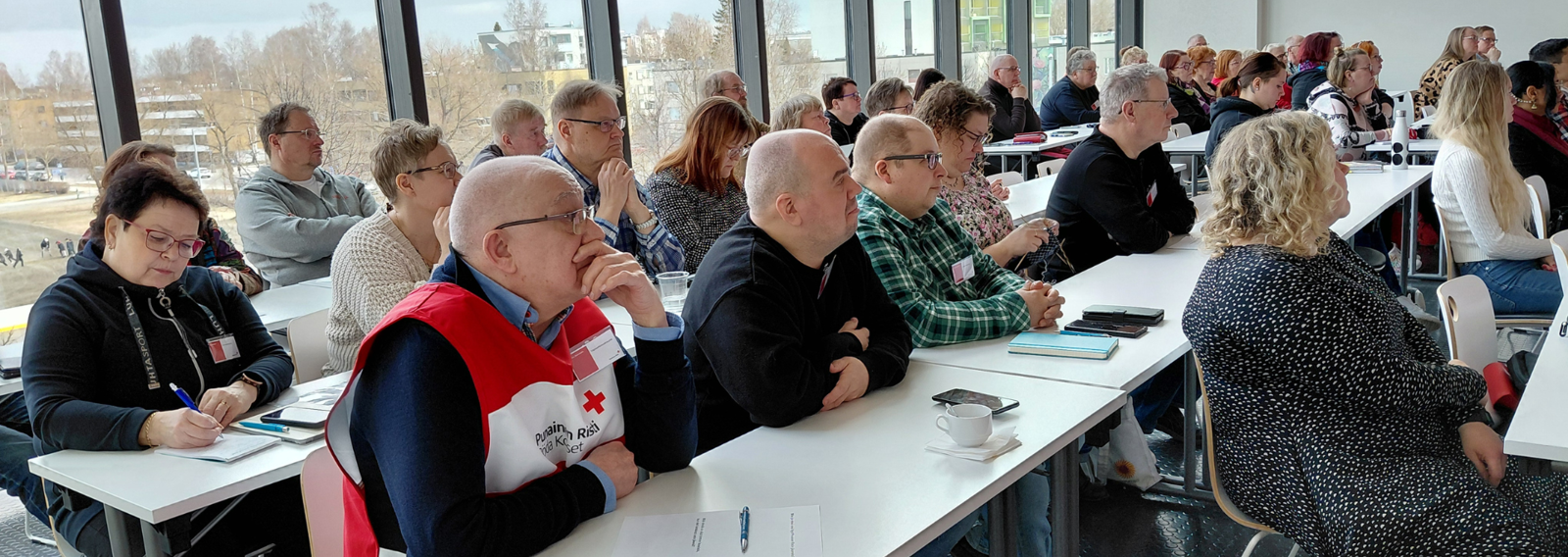 Kolme ihmistä istumassa pöydän ääressä