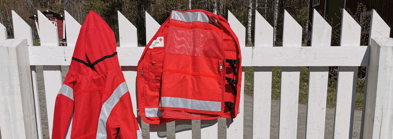 Punaisen Ristin kouluttajat voivat käyttää Punaisen Ristin liivejä.