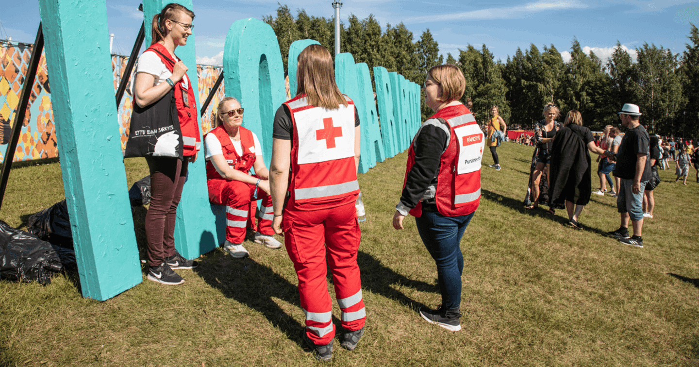 Päihdetyön vapaaehtoisia Ilosaarirock-festivaaleilla.