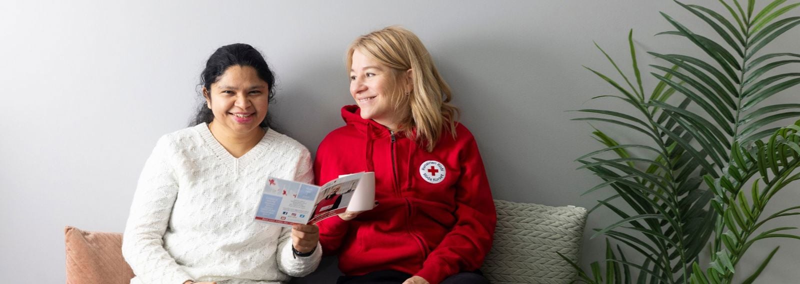 Kaksi naista juttelemassa Punaisesta Rististä.