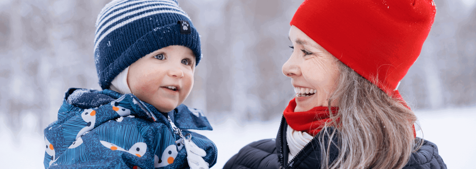 Äiti ja poika talvella ulkona.