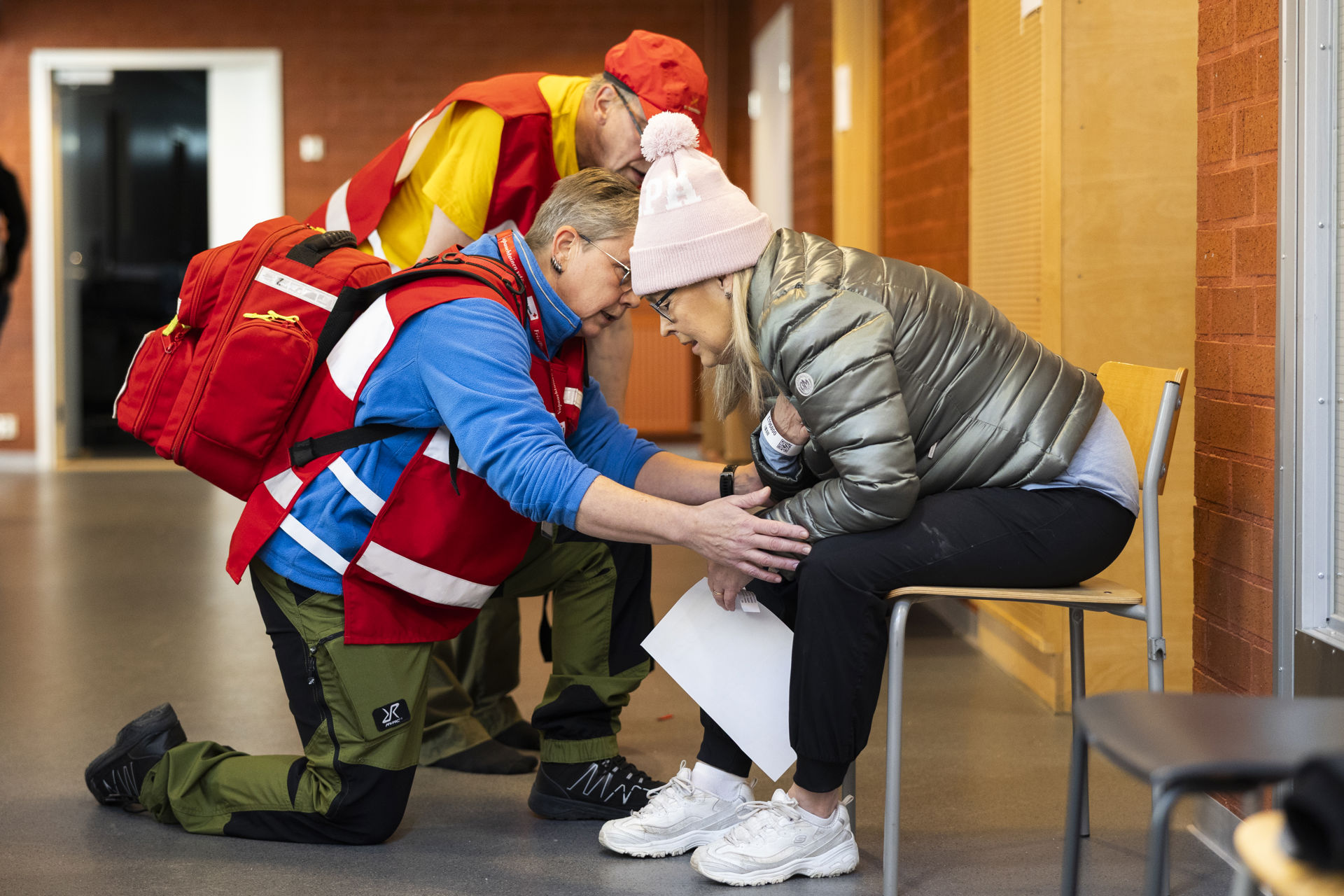 Vapaaehtoiset avustavat avuntarvitsijaa esittävää niin kutsuttua maalihenkilöä Kuopion häiriötilannekeskuksessa. 